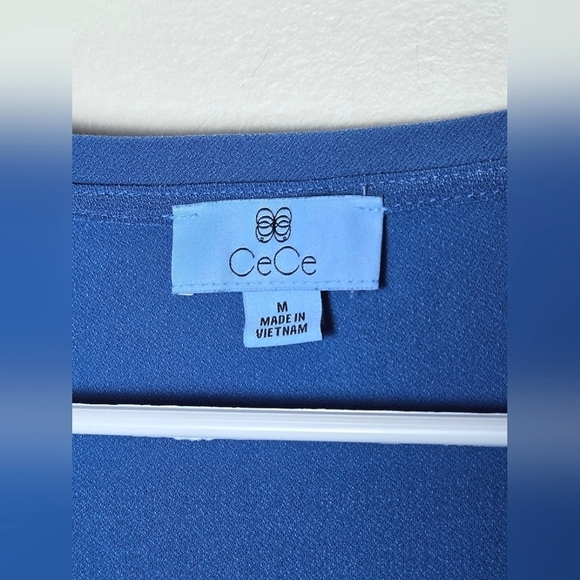 Women's CeCe V-Neck Tie Wrist Blouse, Size Medium - Picture 2 of 2